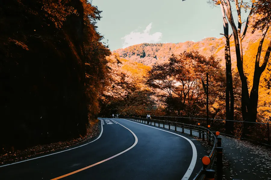 紅葉の峠道（イメージ）