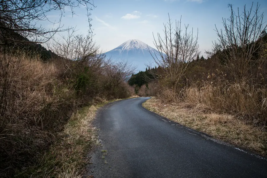 富士山へ続く田舎道（イメージ）