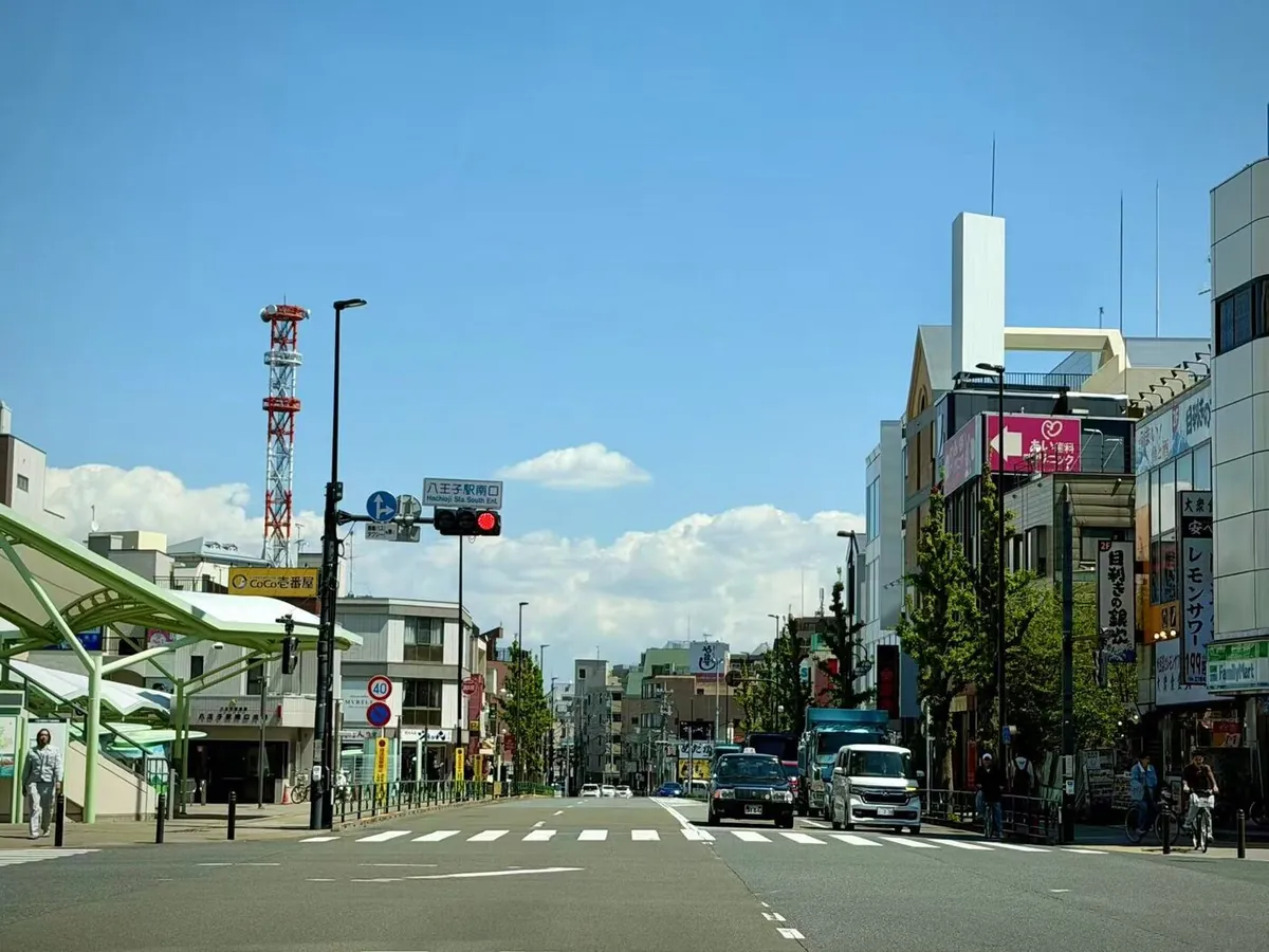 JR八王子駅南口の交差点から店舗方向を見たところ