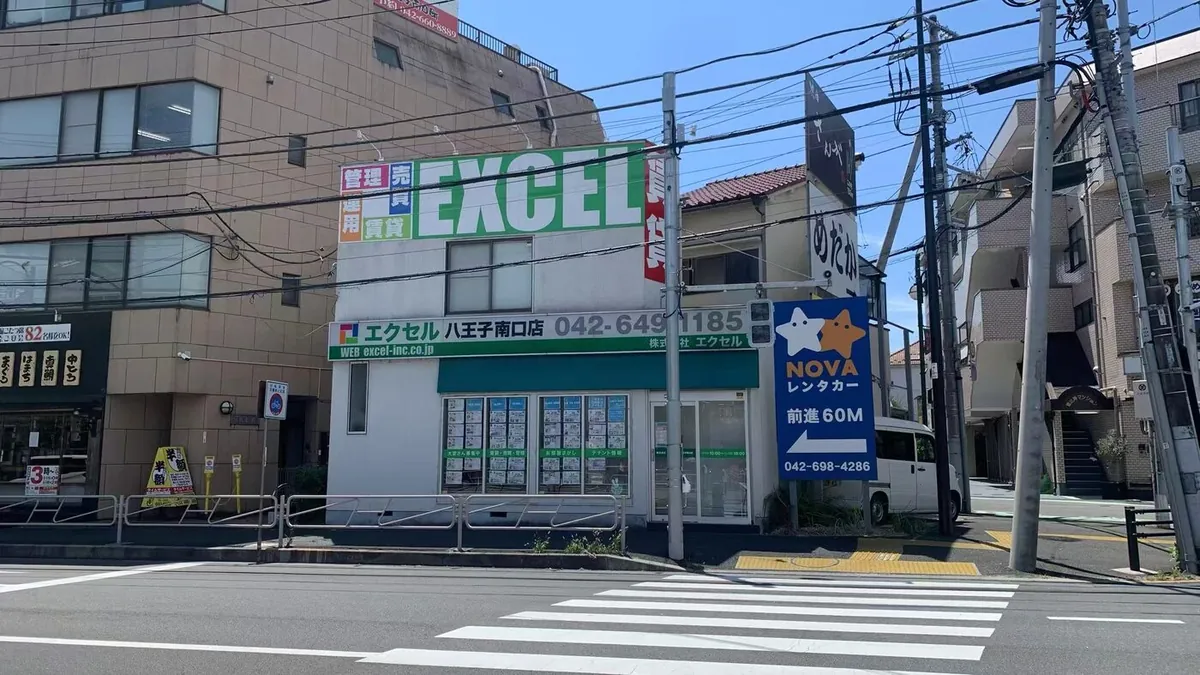 エクセル八王子南口店の角にあるNOVAレンタカーの案内板（前進60M）